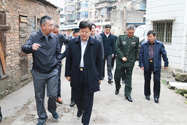 劉志仁親臨郴汽集團(tuán)走訪慰問軍轉(zhuǎn)干部國(guó)防建設(shè)二等功臣侯尚德 劉志仁親臨郴汽集團(tuán)走訪慰問軍轉(zhuǎn)干部國(guó)防建設(shè)二等功臣侯尚德