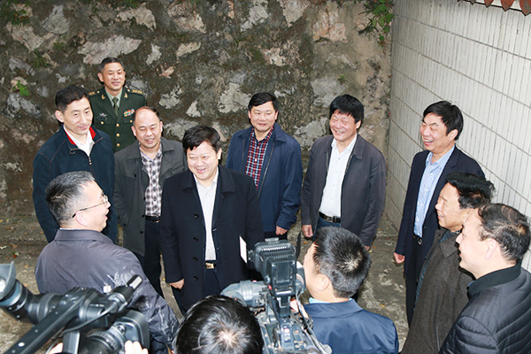 劉志仁親臨郴汽集團(tuán)走訪慰問軍轉(zhuǎn)干部國(guó)防建設(shè)二等功臣侯尚德 劉志仁親臨郴汽集團(tuán)走訪慰問軍轉(zhuǎn)干部國(guó)防建設(shè)二等功臣侯尚德