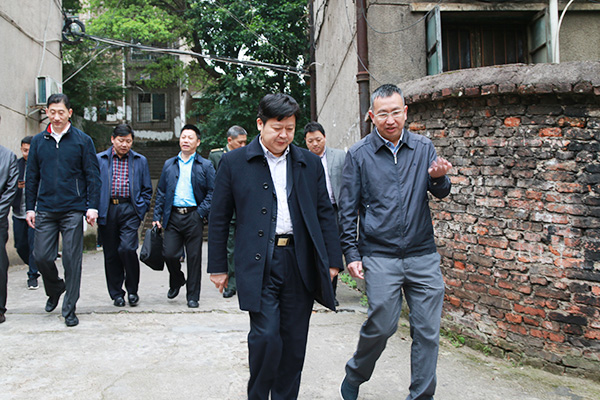 劉志仁親臨郴汽集團(tuán)走訪慰問軍轉(zhuǎn)干部國(guó)防建設(shè)二等功臣侯尚德 劉志仁親臨郴汽集團(tuán)走訪慰問軍轉(zhuǎn)干部國(guó)防建設(shè)二等功臣侯尚德