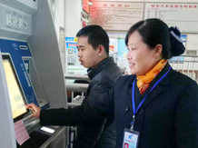 桂東汽車站及時處理售票機故障 桂東汽車站及時處理售票機故障