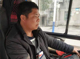 永興:小女孩坐錯公交車 熱心司機陳紅燦鐵騎送回家 永興:小女孩坐錯公交車 熱心司機陳紅燦鐵騎送回家