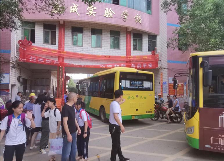 郴汽集團安仁分公司開通眾成實驗學校初中部“校園直通車” 郴汽集團安仁分公司開通眾成實驗學校初中部“校園直通車”